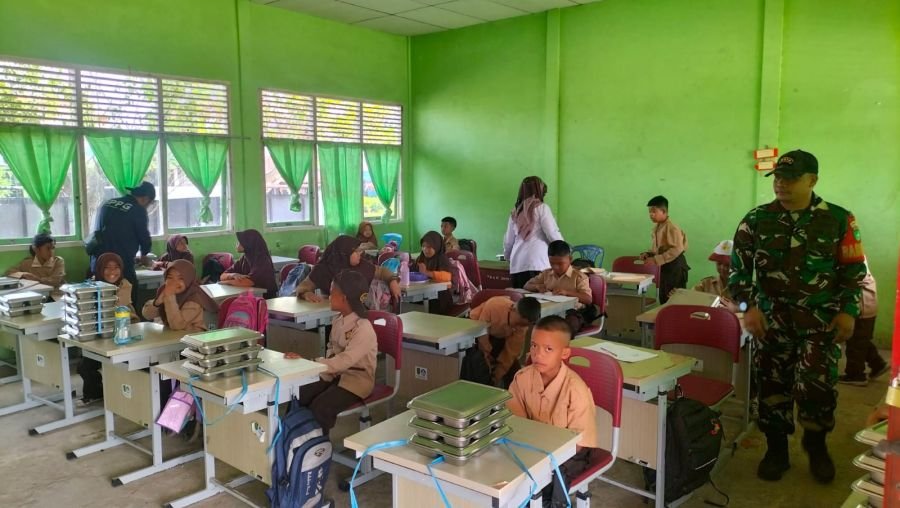 Koramil 06/ktm kawal pembagian MBG di setiap sekolah
