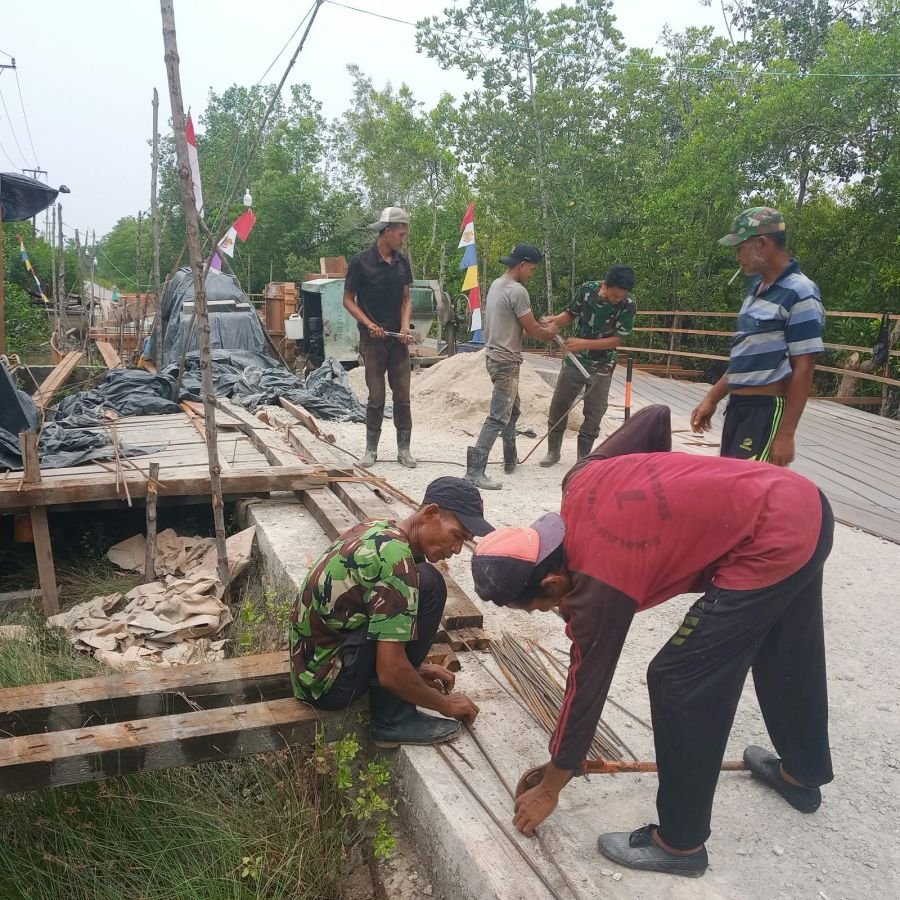 Koramil 06/Merbau Kebut Progres Pembangunan Jembatan Garuda Merah Putih Penghubung Desa