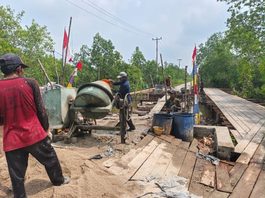 Koramil 06/Merbau Laksanakan Pembangunan Jembatan Garuda Merah Putih di Desa Semukut