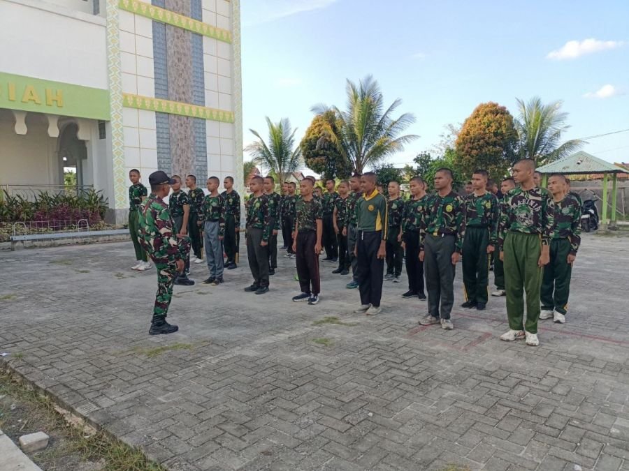 Koramil 06/Sukajadi Bentuk Karakter Generasi Muda Melalui Latihan PBB di SMK Taruna Satria