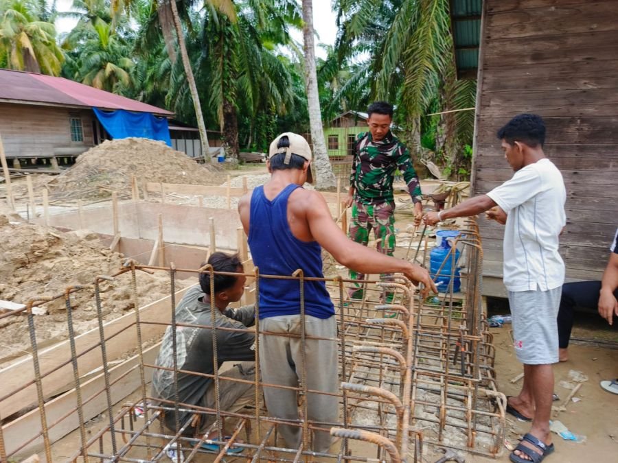 Koramil 06/Tanjung Medan Bersama Warga Kembali Lanjutkan Perakitan Besi Angker Pembangunan Jembatan