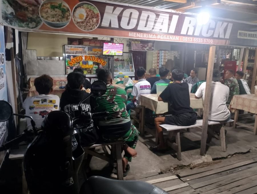 Koramil 07/KH Gelar Nobar Dini Hari, Kebersamaan TNI dan Warga Makin Erat