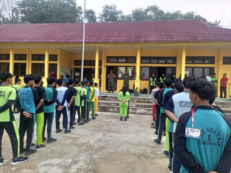 Koramil 07/KH Gembleng Disiplin Siswa Baru SMKN 1 Kuantan Hilir