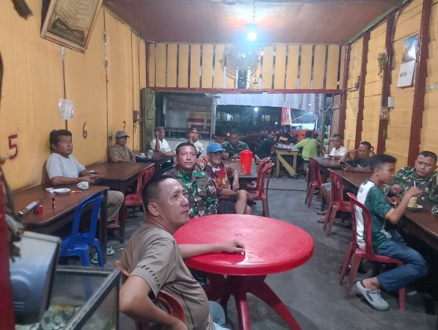 Koramil 07/KH Semarakkan Semifinal Piala Dunia Nobar Bersama Warga