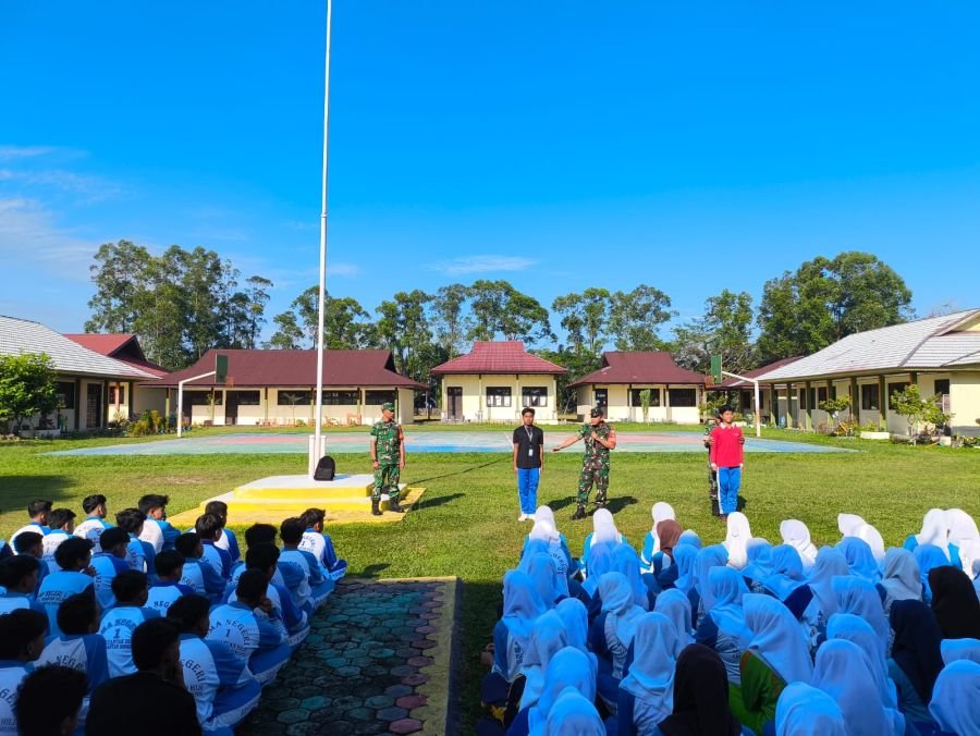 Koramil 07/KH Tanamkan Disiplin dan Bela Negara Sejak Hari Pertama MPLS Siswa/i Baru SMA N 1 Kuantan