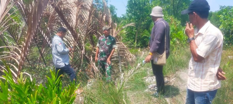 Koramil 07/Reteh: Babinsa Patroli Tapal Batas dan Sosialisasi Karhutla, Begini Aksinya