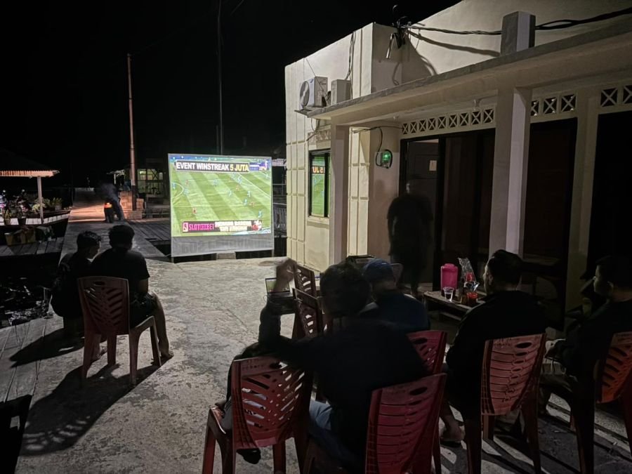 Danramil Tambelan Gelar Nobar, Pererat Sinergi TNI-Polri dan Warga