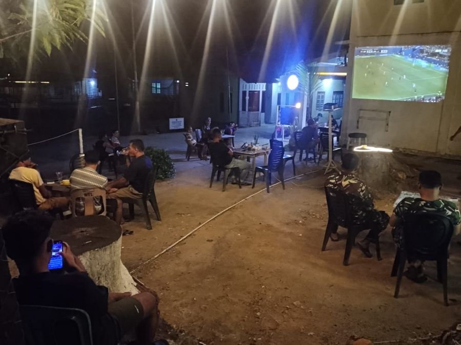 Koramil 07/Tambelan Gelar Nobar Spanyol vs Cape Verde Bersama Polsek dan Warga