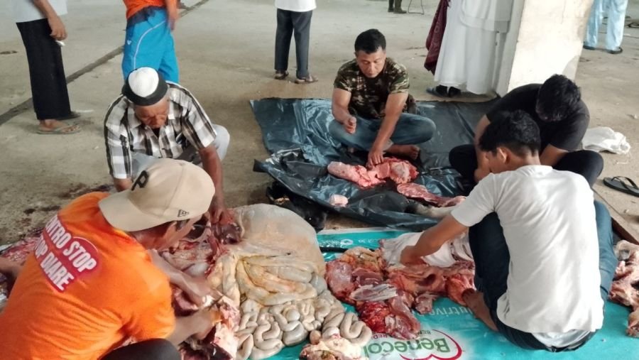 Koramil 07/Tenayan Raya Bantu Penyembelihan Hewan Kurban di Masjid Raya Pekanbaru
