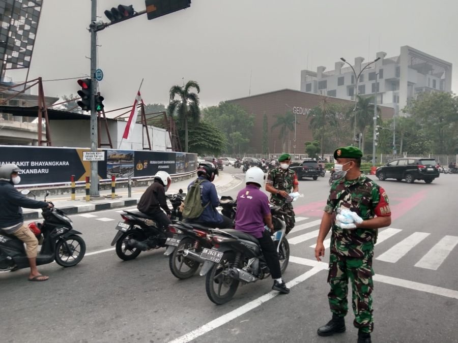 Koramil 07/Tenayan Raya Bersama Lintas Instansi Bagikan Masker untuk Masyarakat di Pekanbaru