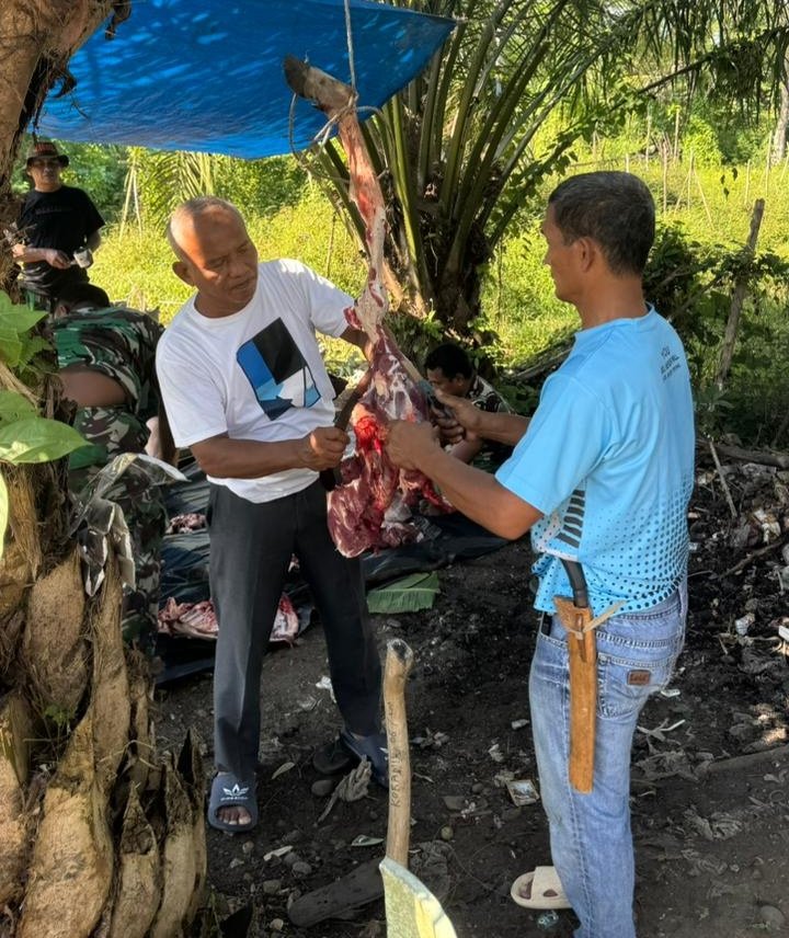 Koramil 08/KM Gelar Pemotongan Hewan Kurban di Desa Kasang