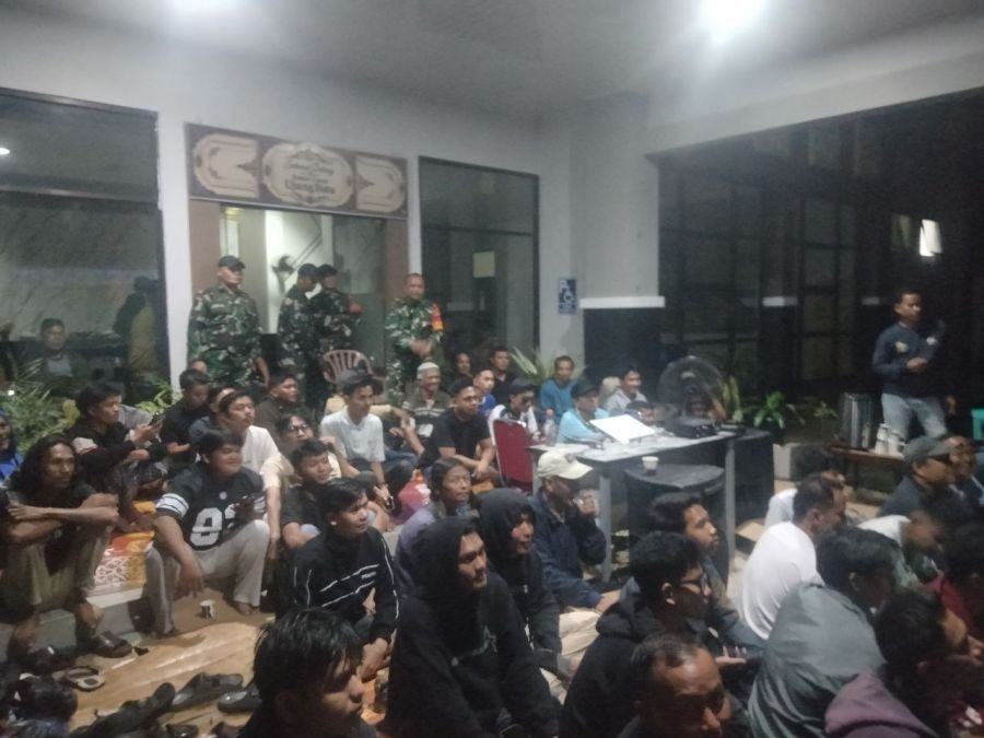 Koramil 08/TDN Bersama UPIKA dan Warga Ujung Batu Gelar Nobar Argentina vs Spanyol
