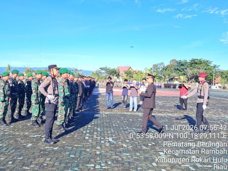 Koramil 08/TDN Hadiri Upacara Hari Bhayangkara ke-80 di Halaman Kantor Bupati Rohul