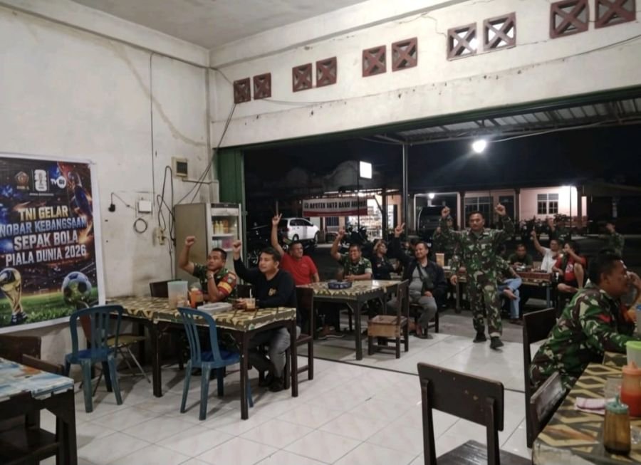 Koramil 09 Singingi Pererat Kebersamaan Warga Melalui Nobar Piala Dunia