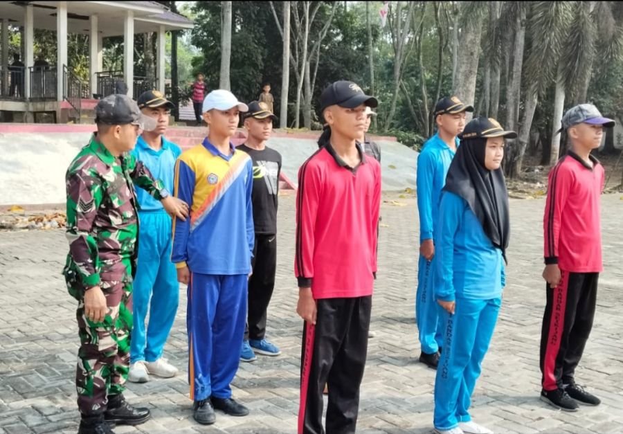 Koramil 09/Langgam Latih Paskibraka Kecamatan Bandar Seikijang