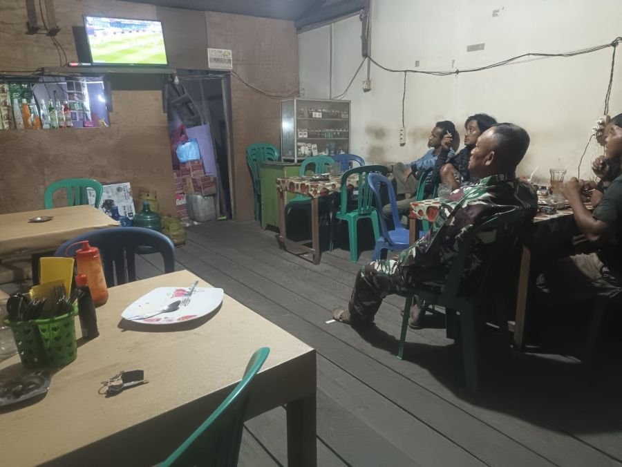 Koramil 10/Pelangiran Bangun Kedekatan dengan Warga Melalui Nobar Piala Dunia Laga Prancis vs Maroko