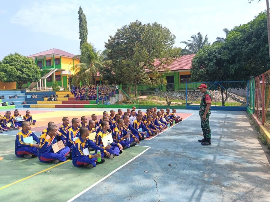 Koramil 11/Tambusai Kodim 0313/Kpr Berikan Materi Wawasan Kebangsaan Kepada Siswa-Siswi SMKN 1 Tambu