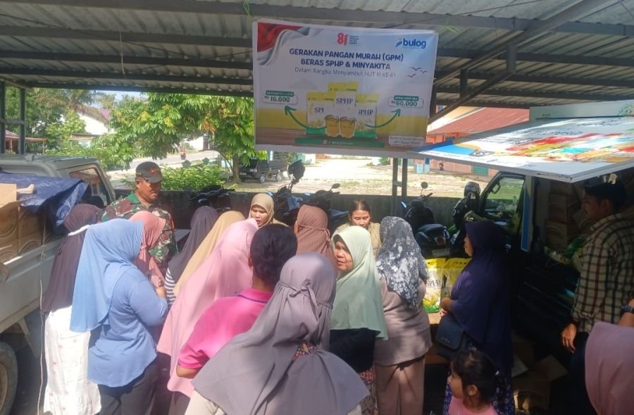 Koramil Tapung dan Bulog Salurkan 3,2 Ton Pangan Murah