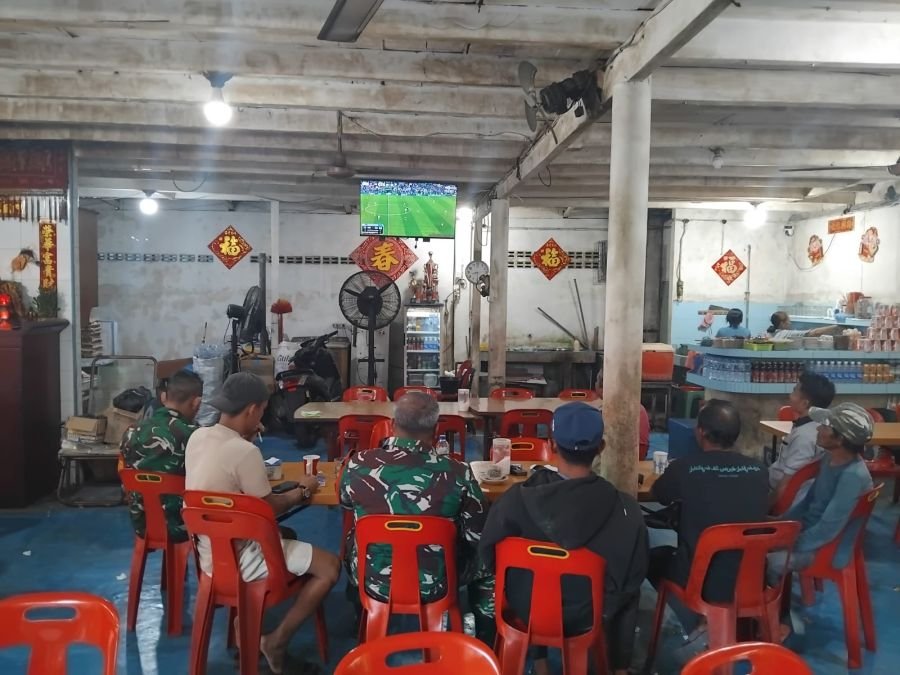 Koramil Kubu Pantau Nobar Piala Dunia, Warga Panipahan Antusias Situasi Tetap Kondusif