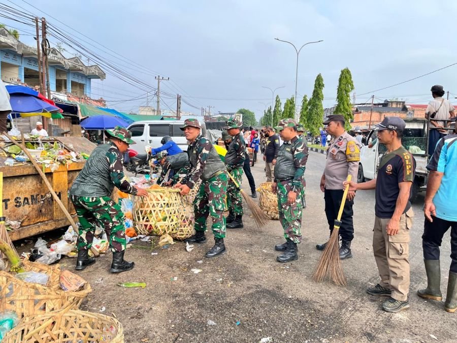 Koramil Perawang Bersihkan Pasar Tuah Serumpun Sambut HUT Kodam XIX/Tuanku Tambusai