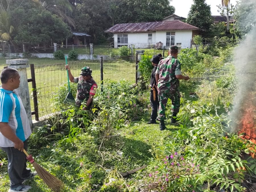 Koramil Singingi Gerakkan Warga Bersihkan Lapangan Kelurahan