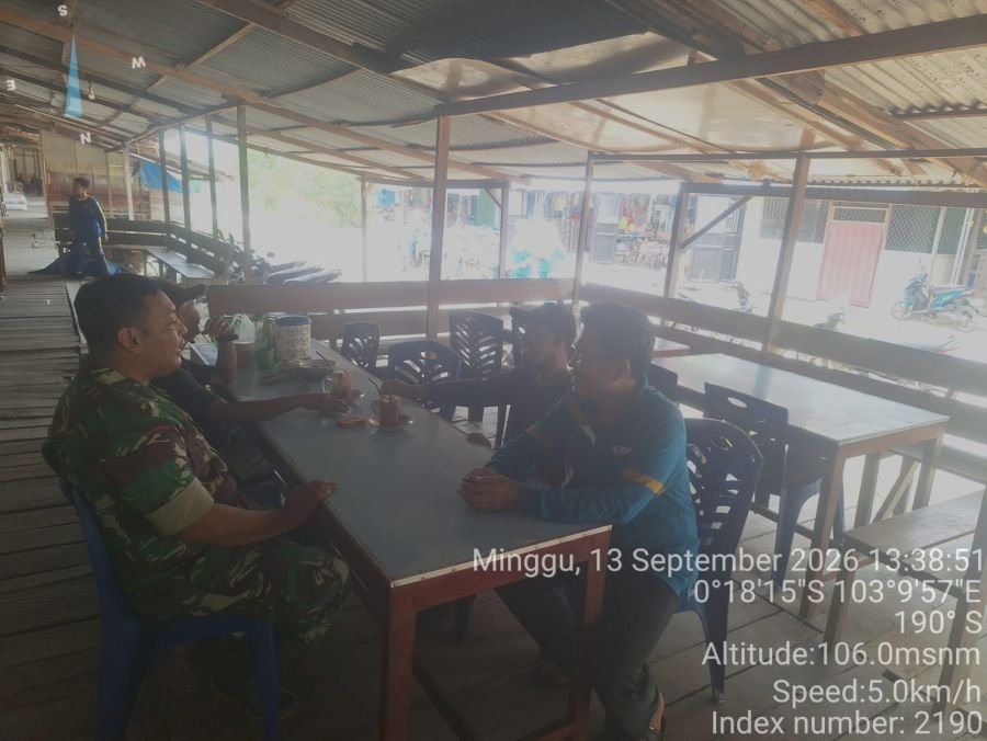 Kuatkan Komsos, Babinsa Enok Koramil 02/TM Komduk Bersama Warga