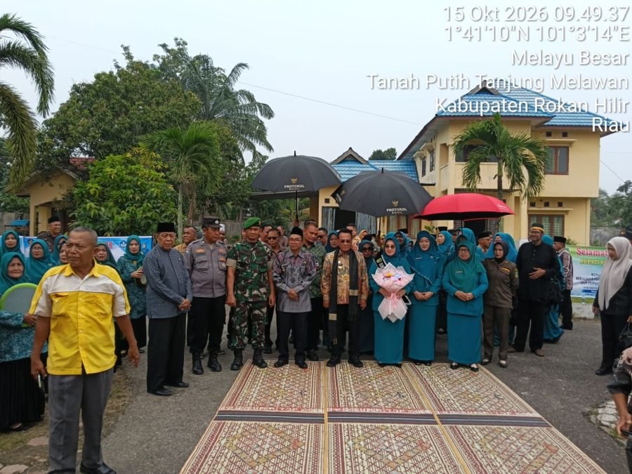Bupati Rohil Lantik Ketua TP PKK Tanah Putih Tanjung Melawan, Danramil Hadir