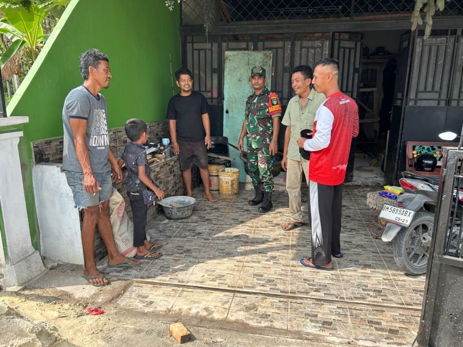 Kunjungi Rumah Warga Binaan, Cara Babinsa Babinsa Koramil 0313-05/KAMPAR KIRI Untuk Komsos