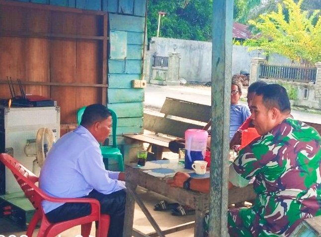 Kunjungi Warung Kopi, Serda Yuliarno Melaksanakan Komsos bersama Warga