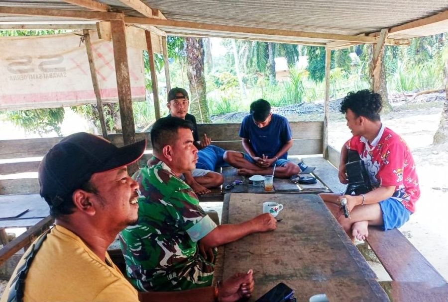 Kunjungi Warung Kopi, Sertu Safran Hasibuan tingkatkan Komsos