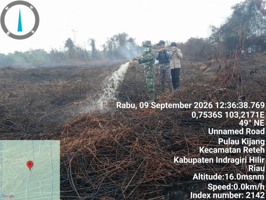 Lahan Gambut 2 Ha di Reteh Berhasil Dipadamkan, Babinsa 07/Reteh Lakukan Pendinginan Total