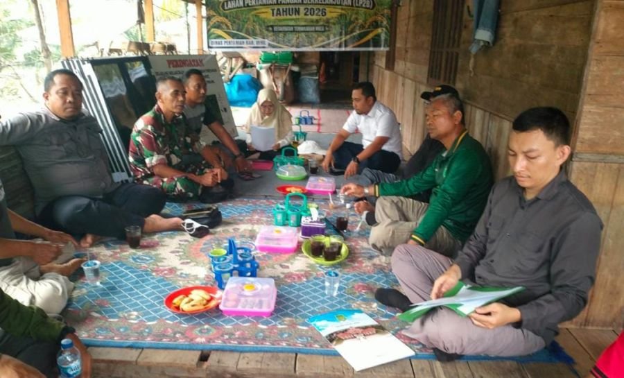 Lahan Pertanian Dijaga, Serka Masri Babinsa 01/Tembilahan Sosialisasikan Larangan Alih Fungsi