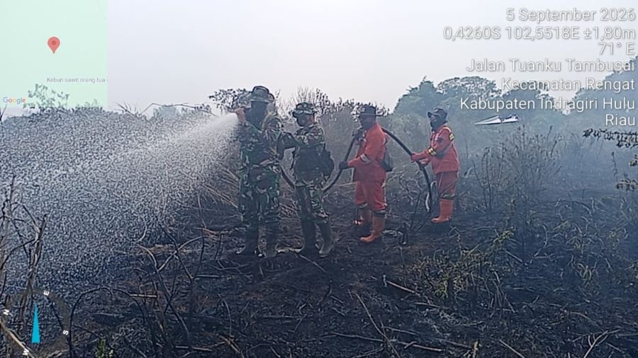 Lahan Terbakar, Babinsa Koramil 01/Rengat dan Warga Berjuang Padamkan Api