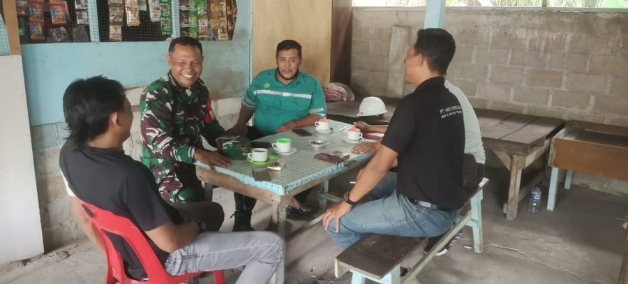 LAKUKAN KOMSOS DI DESA BINAAN, BABINSA SAMPAIKAN BEBERAPA HIMBAUAN KEPADA WARGA.