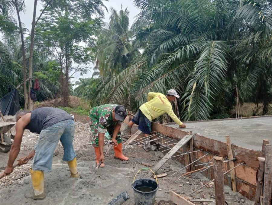 Lancar Jalur Tani, Serka Agus Trio Bersama Sekdes Resmono Kebut Pengecoran Jembatan Garuda di Pekait