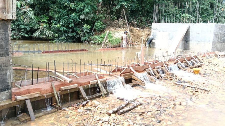 Langkah Cepat di Lapangan, Satgas Kodim 0313/KPR Rakit Aramco dan Langsung Cor Mal Kedudukan Jembata