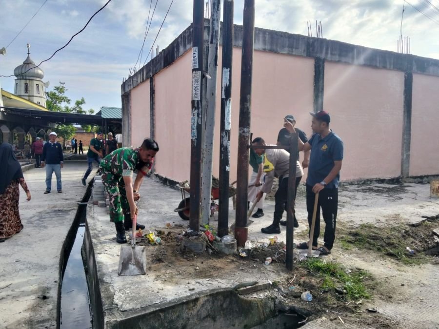Langkah Sederhana untuk Kenyamanan Jamaah, Babinsa dan Warga Bersihkan Masjid Bersama