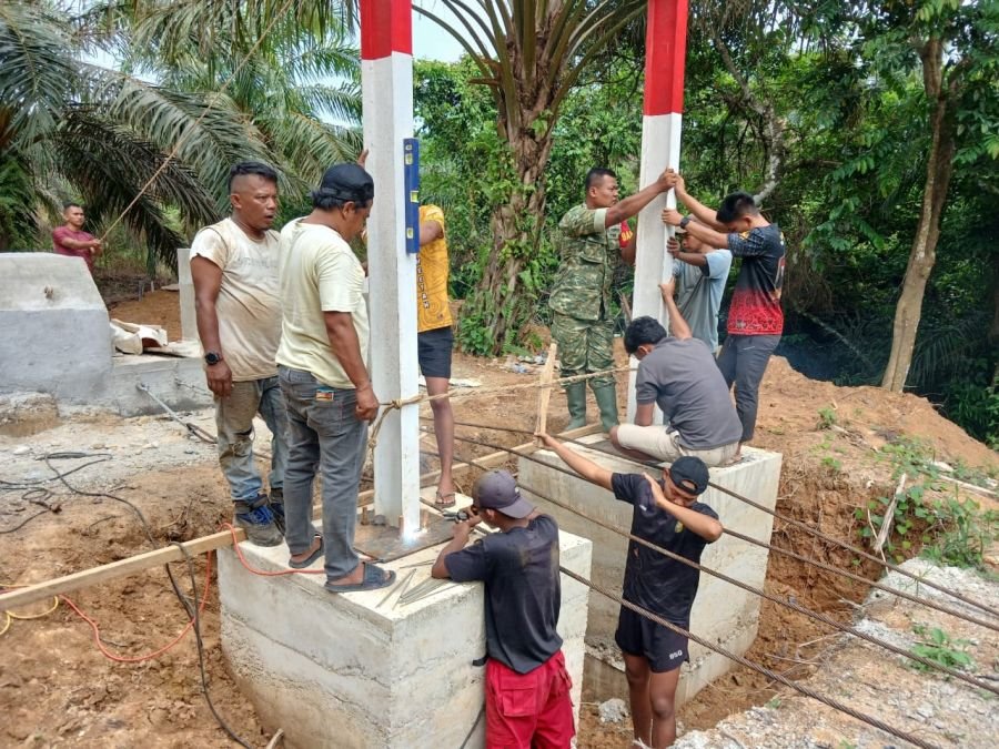 Lanjutan Pembangunan Jembatan Gantung Talang Perigi Jaya Pasang Tiang Pilon Tepi Jauh dan Seling Baj