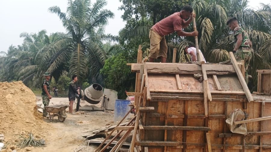 Lanjutan Pengecoran Seling Atas, Babinsa 09/Kemuning Terus Kebut Jembatan Perintis Garuda