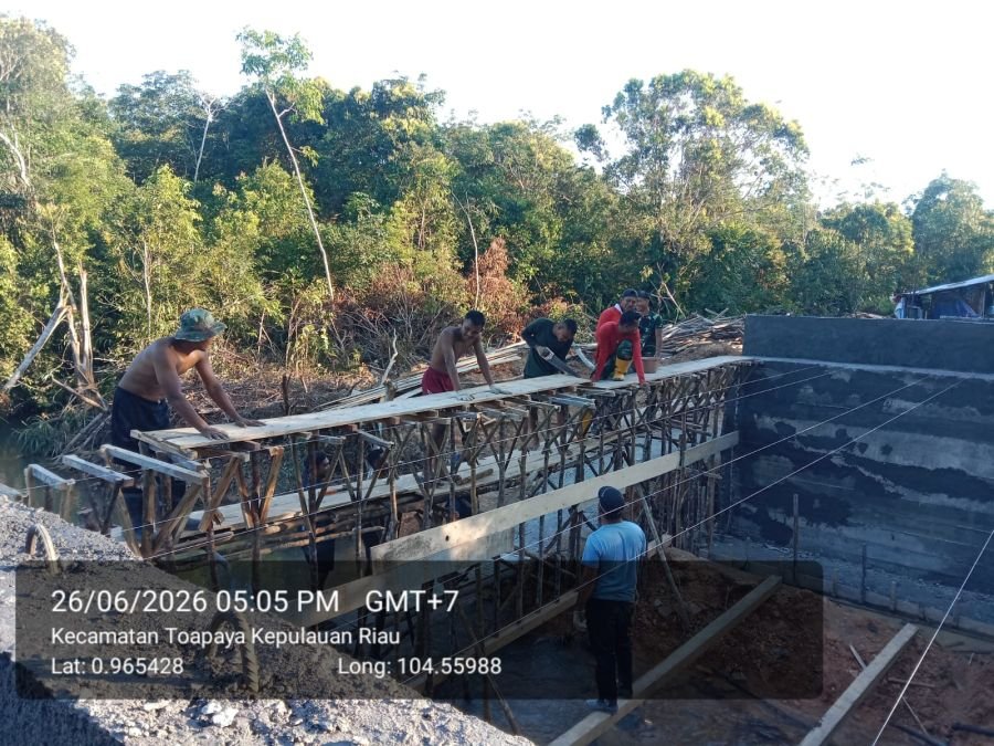 Lanjutkan Pembangunan Jembatan Beton Garuda di Sungai Kongsi, Perkuat Akses Masyarakat Toapaya Selat
