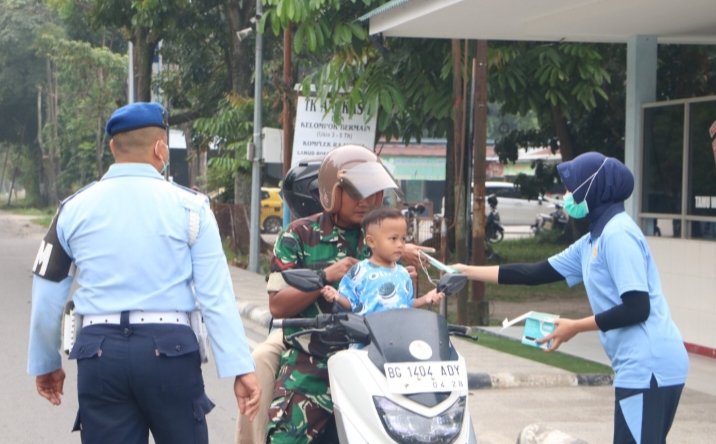 Lanud Roesmin Nurjadin Bagikan Masker kepada Warga, Peduli Dampak Asap Karhutla