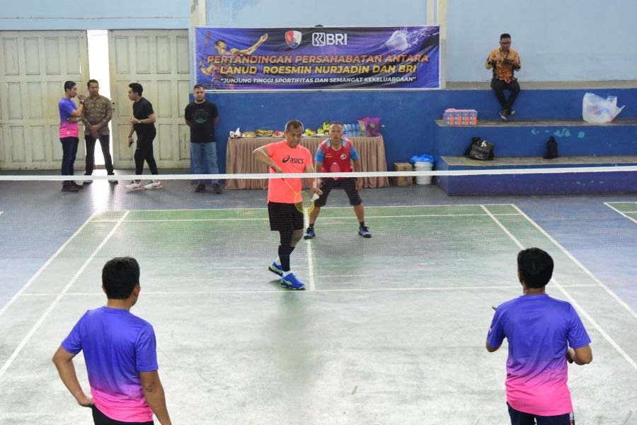 Lanud Roesmin Nurjadin dan BRI Laksanakan Pertandingan Bulutangkis Persahabatan