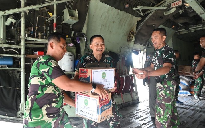 Lanud Roesmin Nurjadin Kembali Terbangkan 12,4 Ton Bantuan ke Sumatera Barat