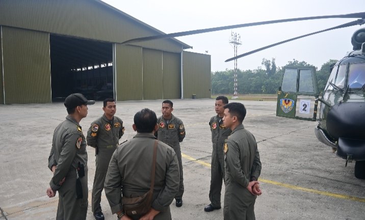 Lanud Roesmin Nurjadin Kerahkan Helikopter Caracal Pantau Titik Api Karhutla di Wilayah Riau
