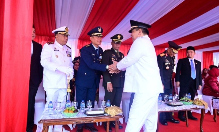 Lanud RSN Semarakkan Upacara Penurunan Bendera HUT ke-80 RI di Riau