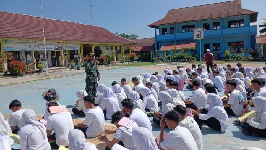 Latihan PBB Babinsa Bangun Disiplin dan Mental Siswa SMAN 2 Singingi