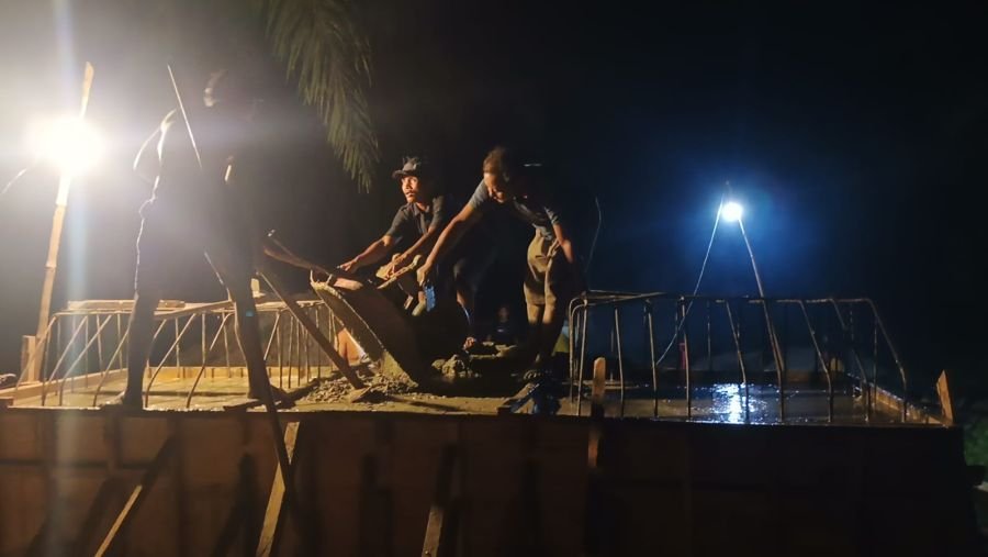 Lembur Malam: Kebut Pekerjaan Menyelesaikan Pengecoran Pondasi Jembatan Perintis Garuda
