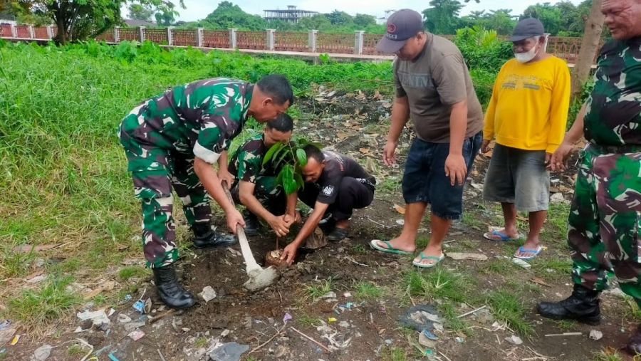 Lestarikan Alam, Personel Koramil 0321-03/Bgs Rohil Bersama Warga Kembali Tanam Pohon 