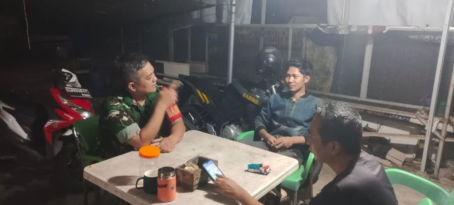 Lewat Dialog Santai, Babinsa Tanamkan Bahaya Narkoba kepada Generasi Muda