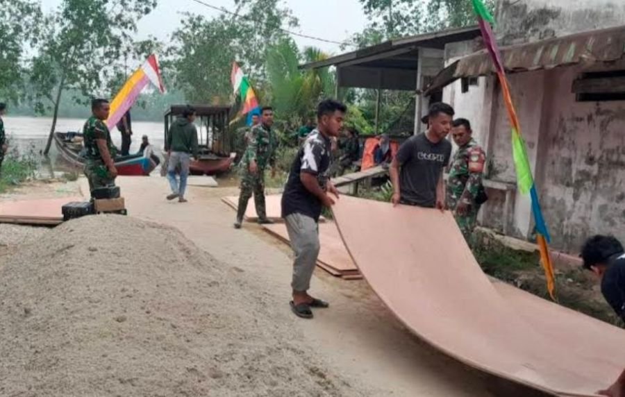 Lewat Jalur Laut, Anggota Koramil 07/Reteh Suplai Triplek Untuk Sasaran Fisik TMMD Ke-130 Di Inhil